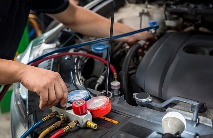 Air conditioner refueling service